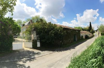 Casa senhorial à venda Gémozac, Nova Aquitânia, Die Zufahrt mit Eingangstor