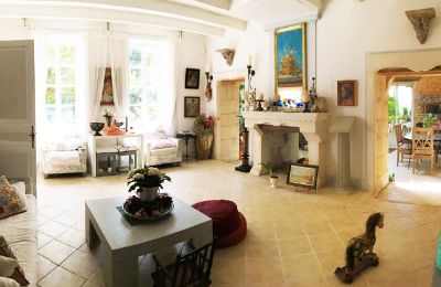 Casa senhorial à venda Gémozac, Nova Aquitânia, Der Wohnraum mit offenem Kamin und Zugang zum Wintergarten