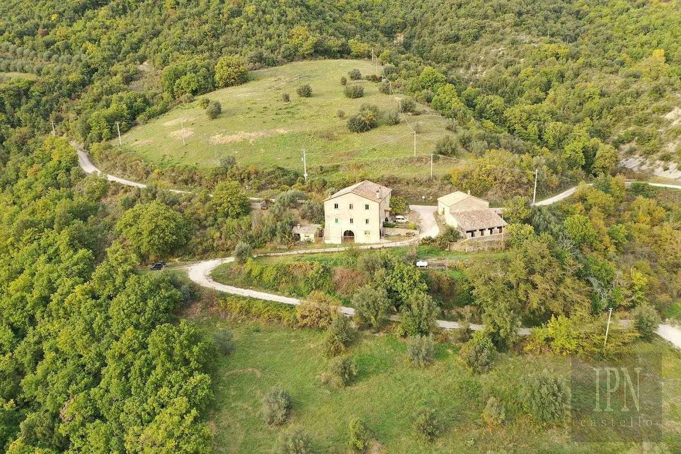 Fotos Bauernhaus mit Blick auf alte Burgruine in Umbrien