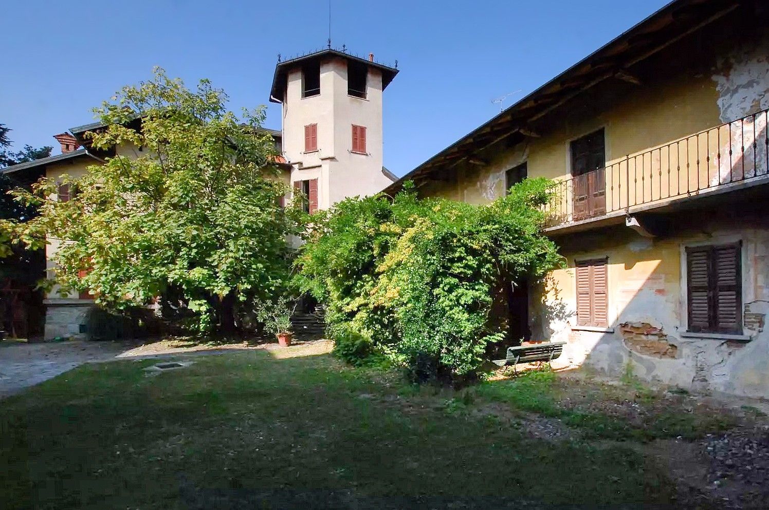 Fotos Villa histórica à venda no Lago Maggiore, Golasecca -  Residente de luxo com jardim e vista