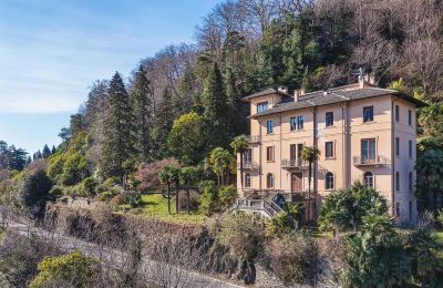 Imóveis com caráter, Villa Histórica à Beira do Lago em Oggebbio: Propriedade Imponente com Vista para a Suíça