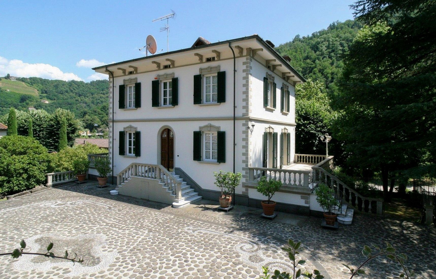 Fotos Toskana-Villa in Bagni di Lucca mit Nebengebäude und Park