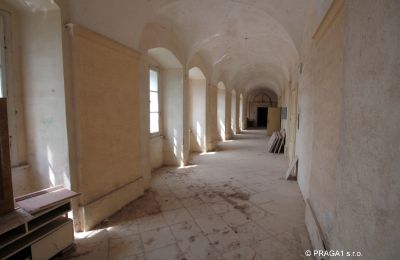 Palácio à venda Karlovarský kraj, Piso