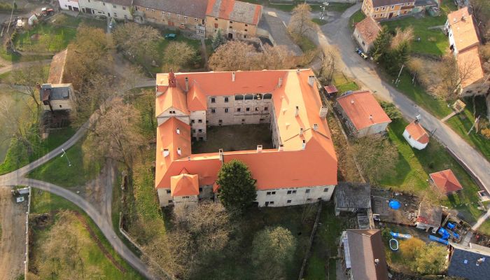 Castelo parcialmente restaurado perto de Praga, Oferta imobiliária confidencial