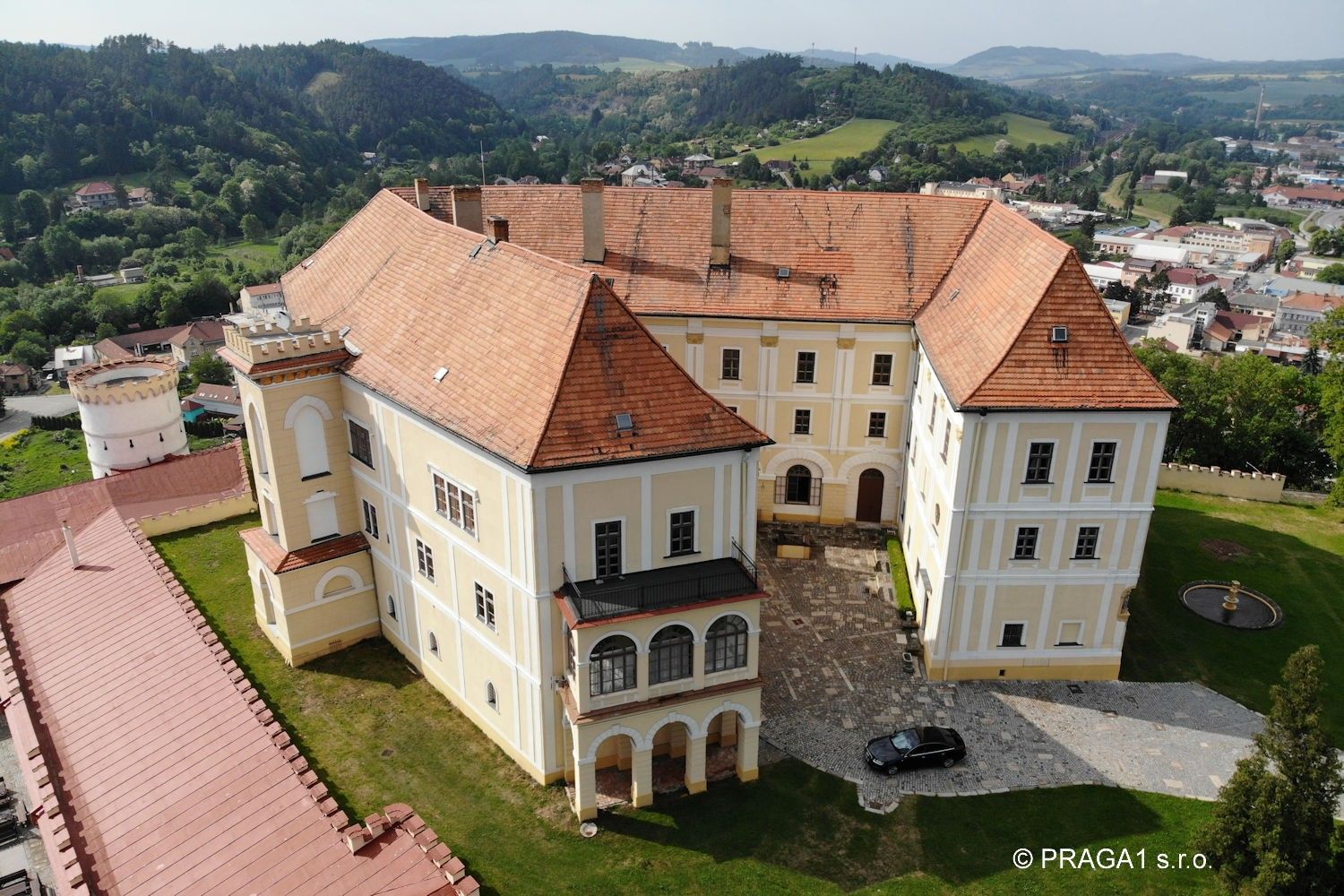 Fotos Large hillside castle in Czech Republic