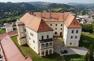 Imóveis com caráter, Large hillside castle in Czech Republic