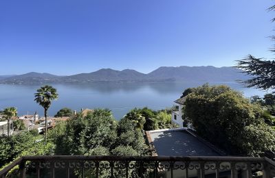 Imóveis com caráter, Seepanorama in Oggebbio: Villa mit Nebengebäude und Garten