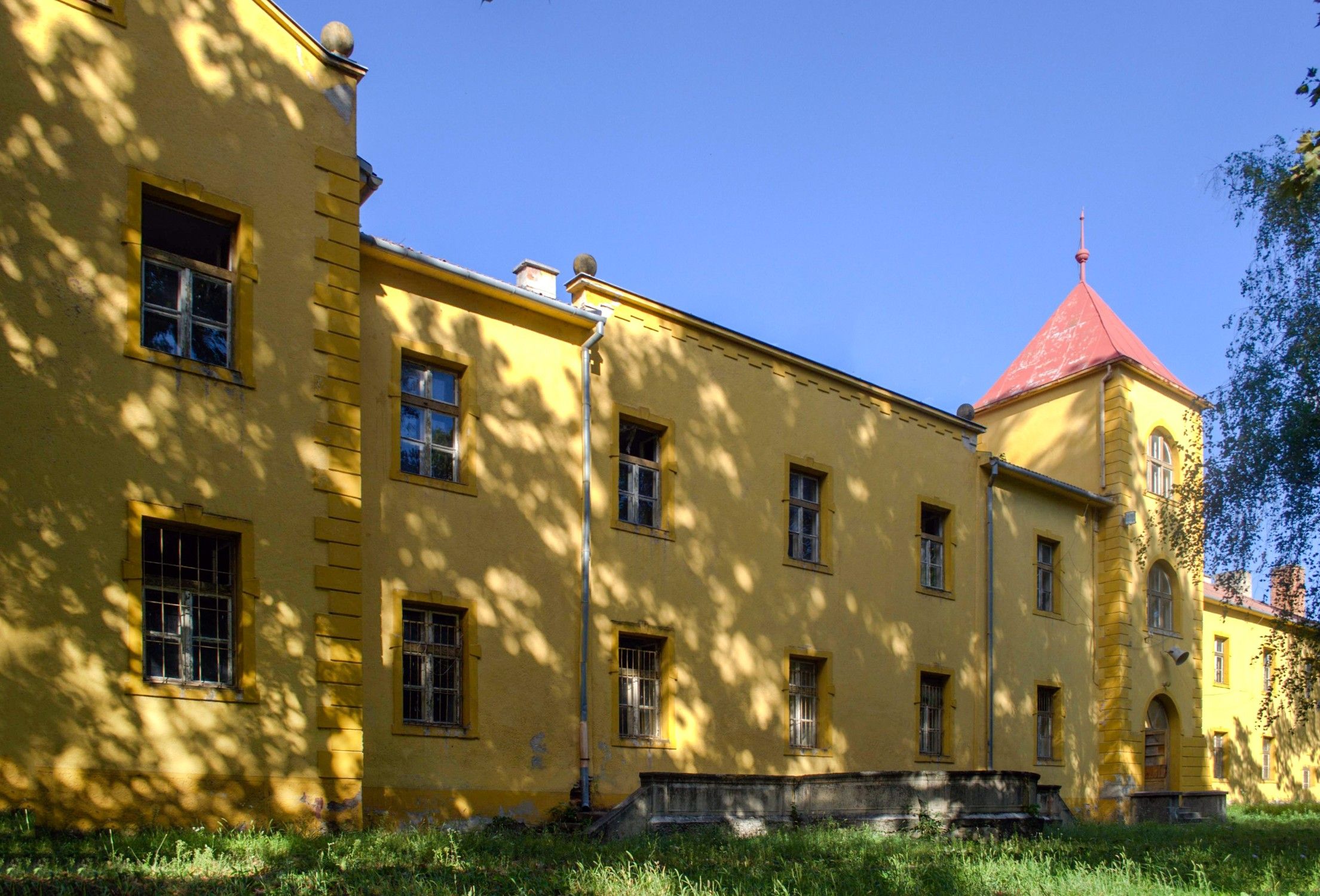 Fotos Romantický kaštieľ na brehu rieky