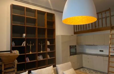Apartamento em edifício histórico à venda Lubiechowo, Pałac w Lubiechowie, Zachodniopomorskie, Widok na salon z otwartą kuchnią 