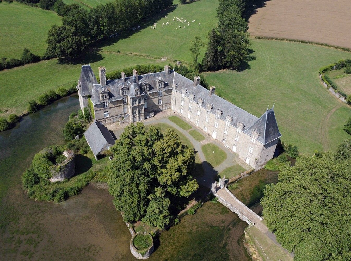 Fotos Domínio histórico no Vale do Loire com castelo renascentista e 239 ha de terra perto de Le Mans