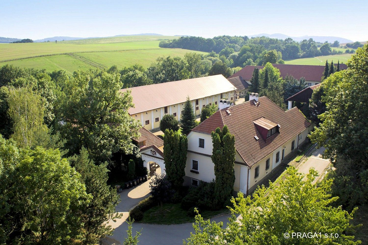 Fotos Historical farm with 45 hectars of land and stables for 90 horses