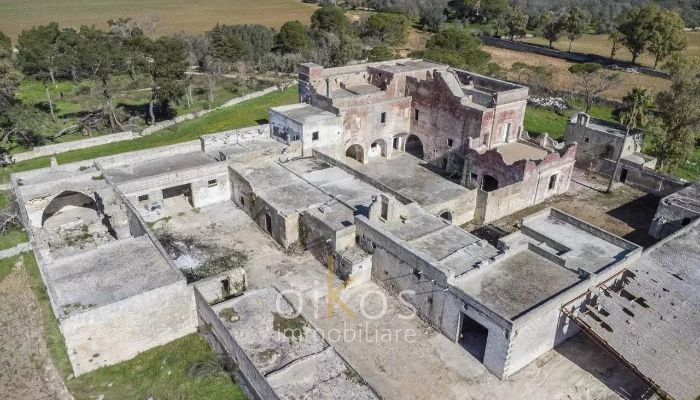 Masseria para renovação com 52 ha perto de Manduria