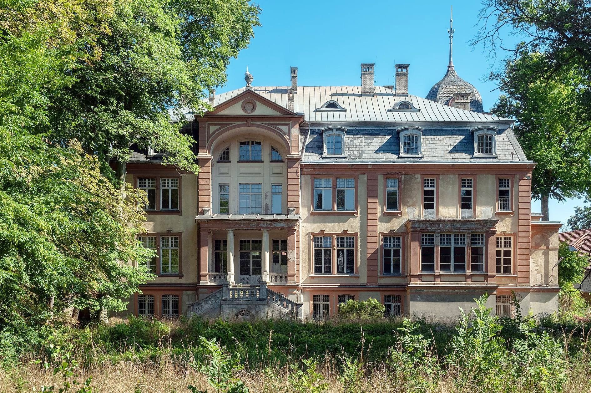 Fotos Pałac w Brzeźnicy nad rzeką, z parkiem, 2 stawami, stodołami i stajniami