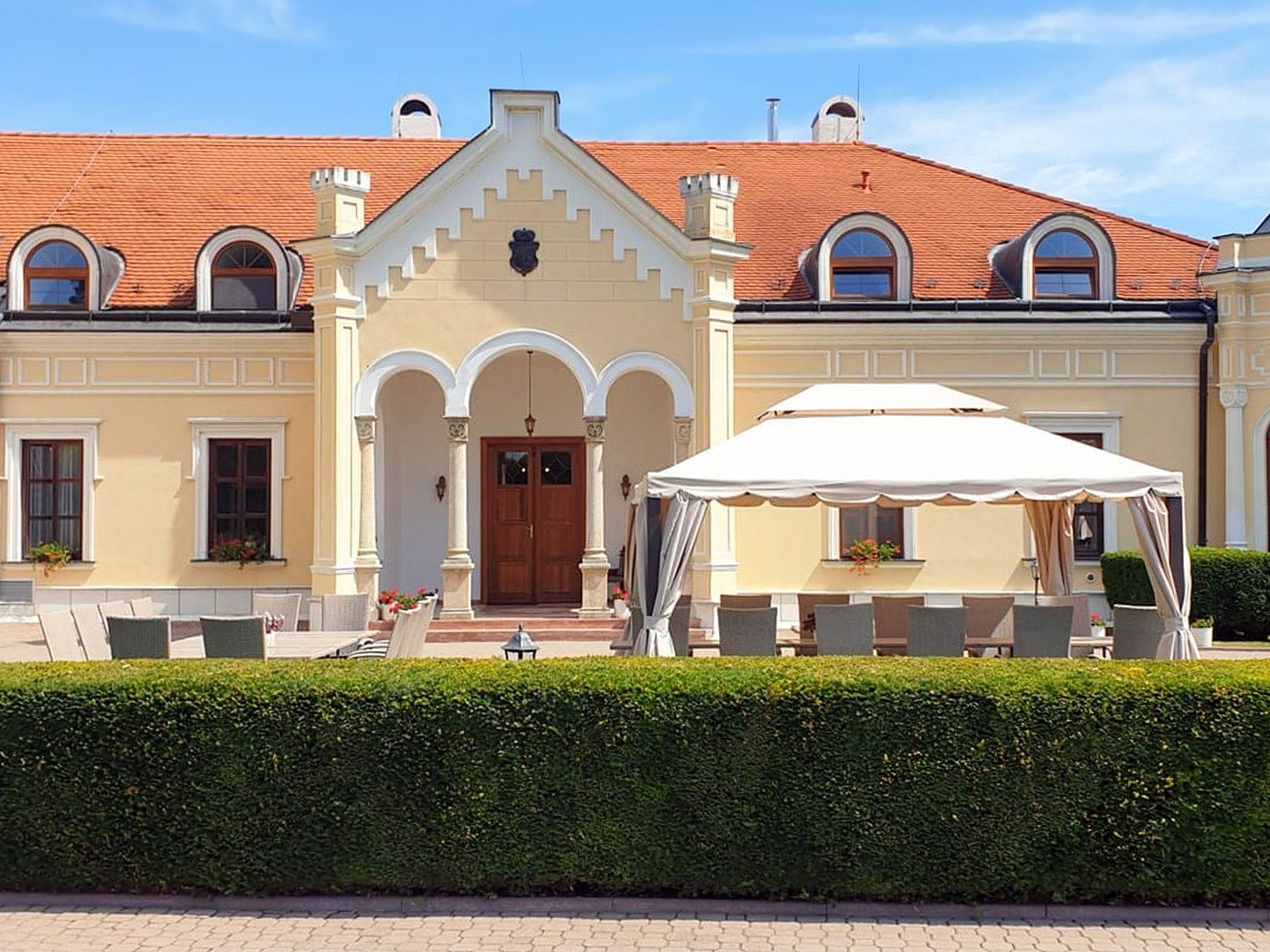 Fotos Hotel v romantickom kaštieli na hranici Slovenska, Rakúska a Česka, navštívený Beethovenom