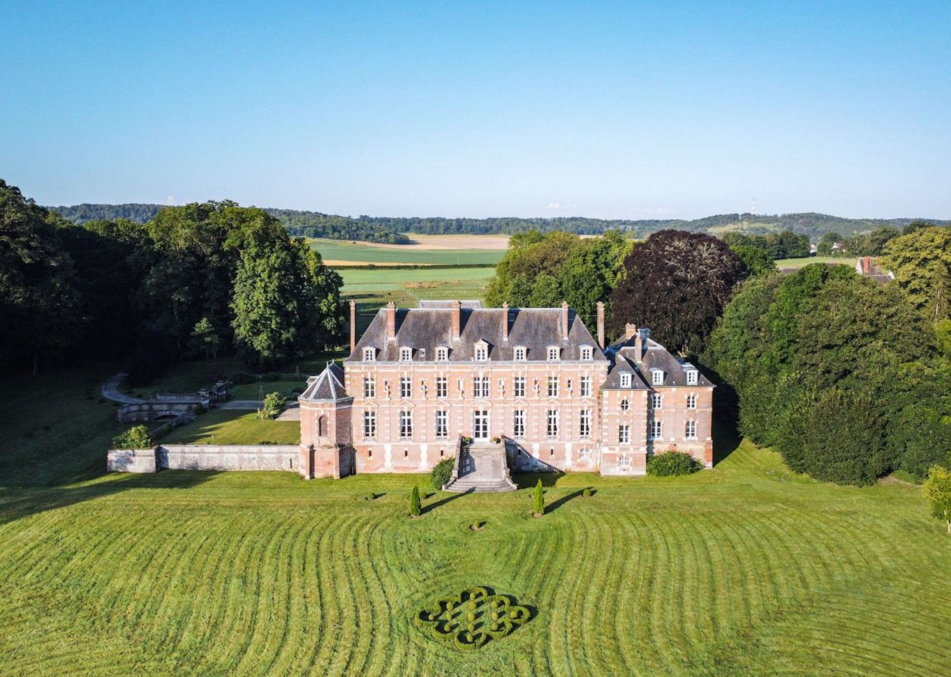 Fotos Château do Século XIX com Vista Panorâmica e Potencial de Expansão – Perto de Paris