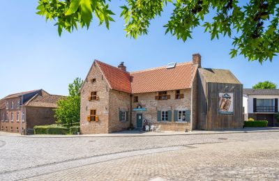 Imóveis com caráter, Historic building on a spacious plot with commercial possibilities