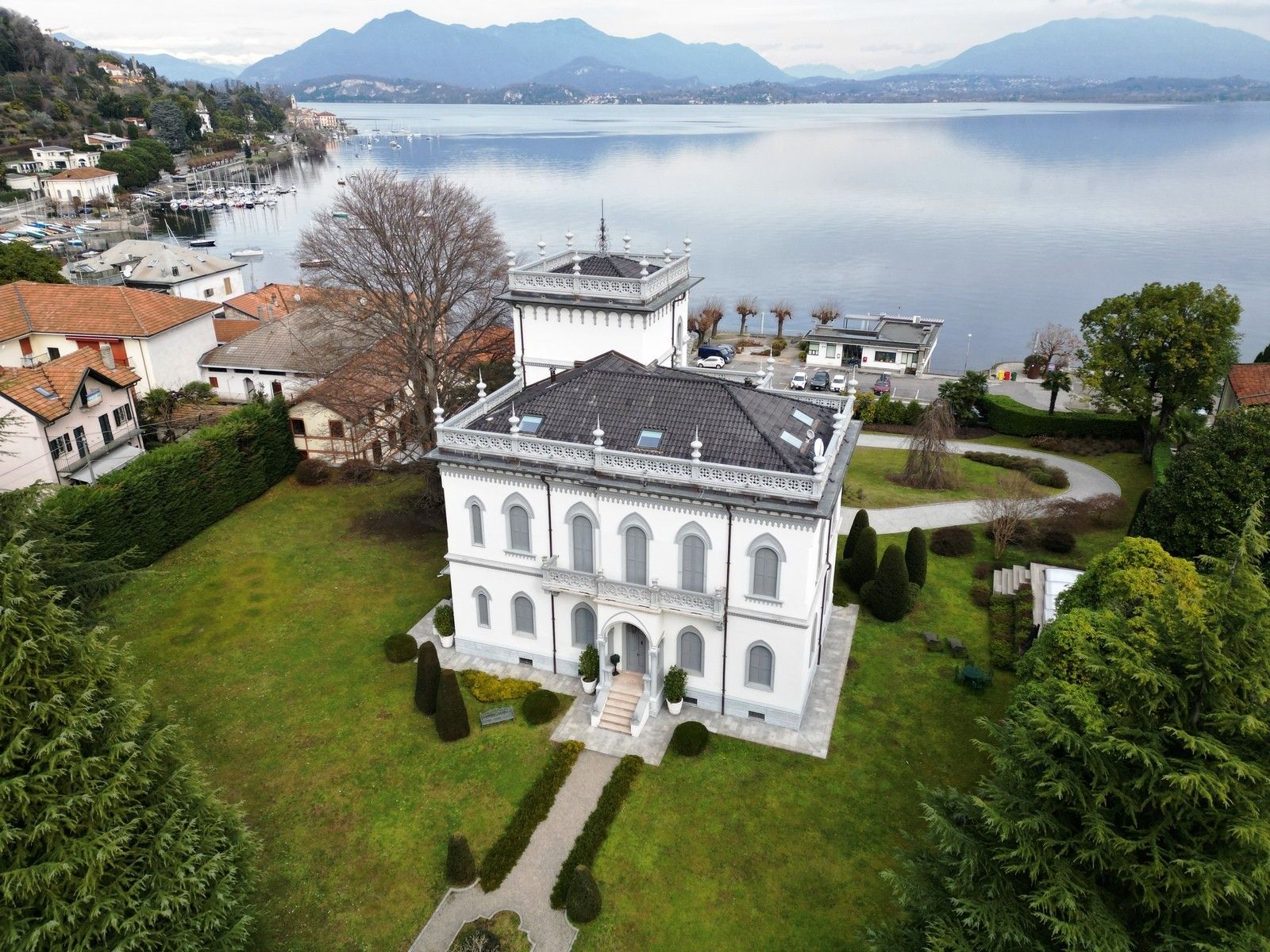 Fotos Sorgfältig restaurierte Historismus-Villa mit gepflegtem Park und Blick auf den Lago Maggiore