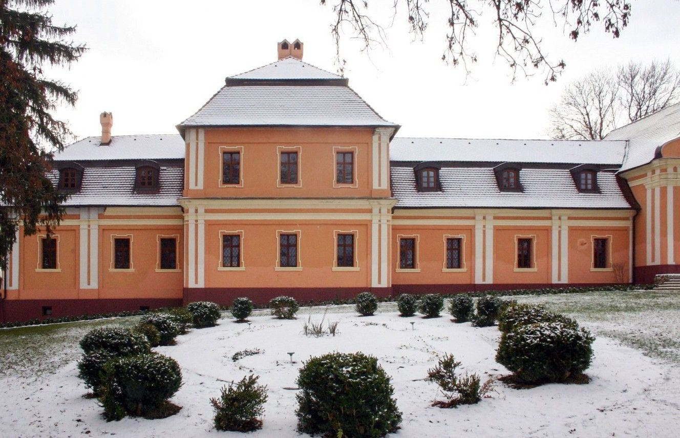 Fotos Neskorobarokový kaštieľ na západnom Slovensku, v blízkosti termálnych kúpeľov