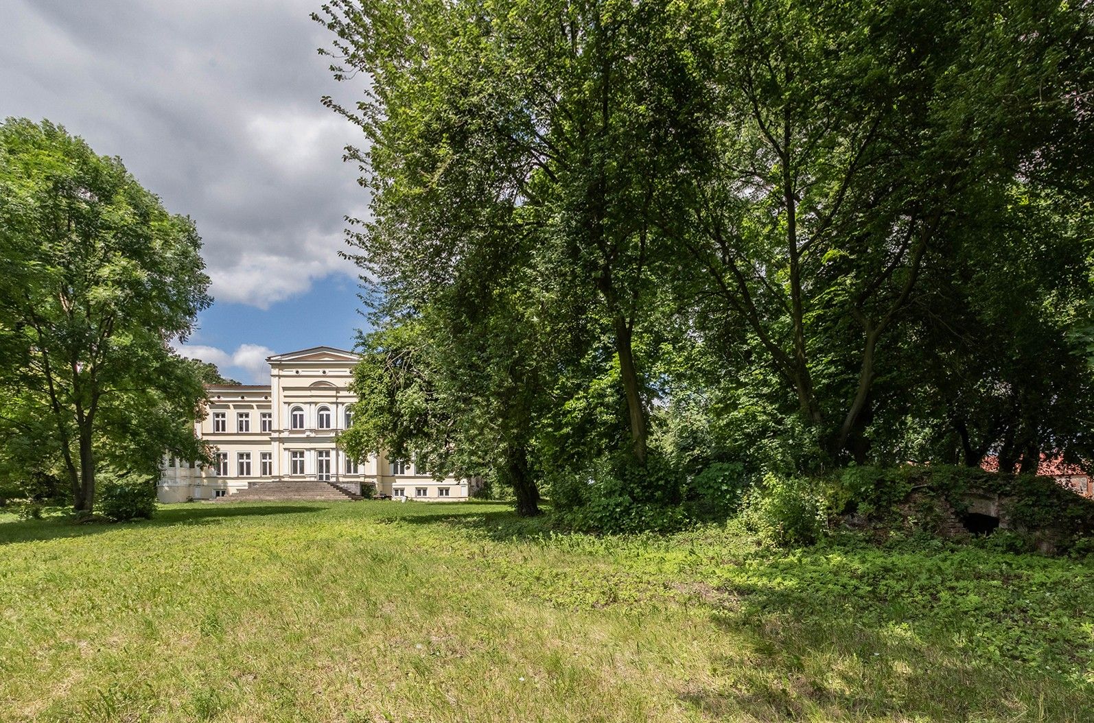 Fotos Schloss mit Nebengebäuden und Park - Projektgenehmigung Seniorenwohnen