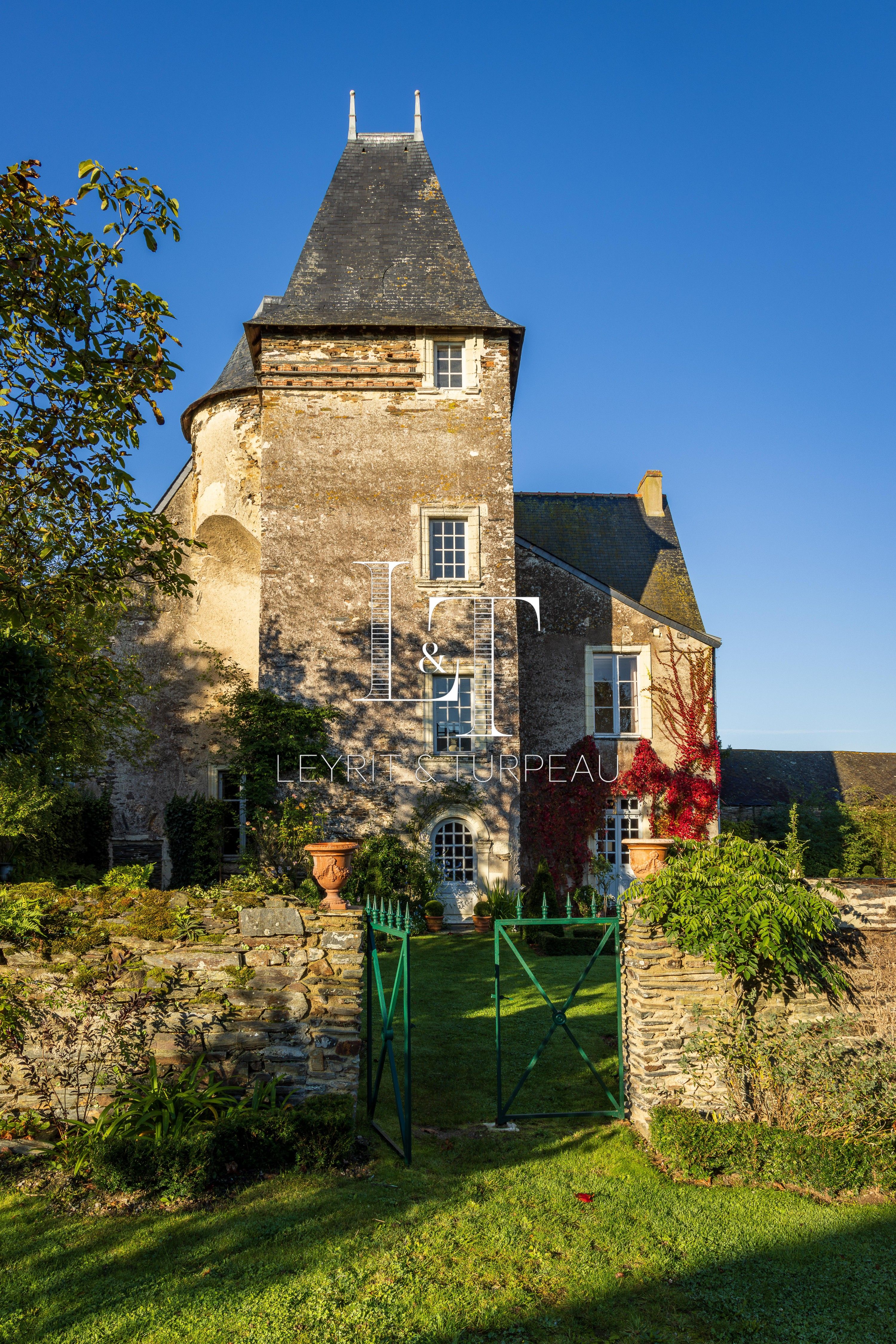 Fotos Histórica Casa Senhorial do Século XVI em Anjou