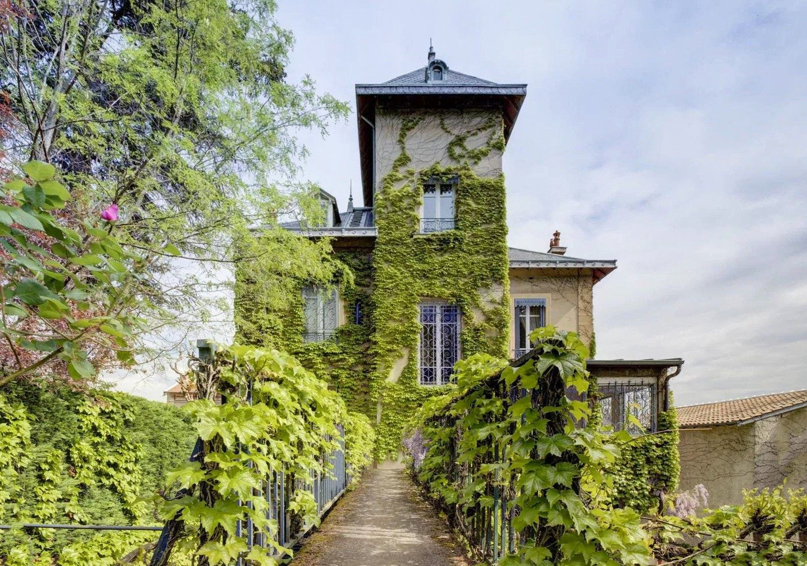 Fotos Encantadora residência histórica com jardim e piscina perto de Lyon