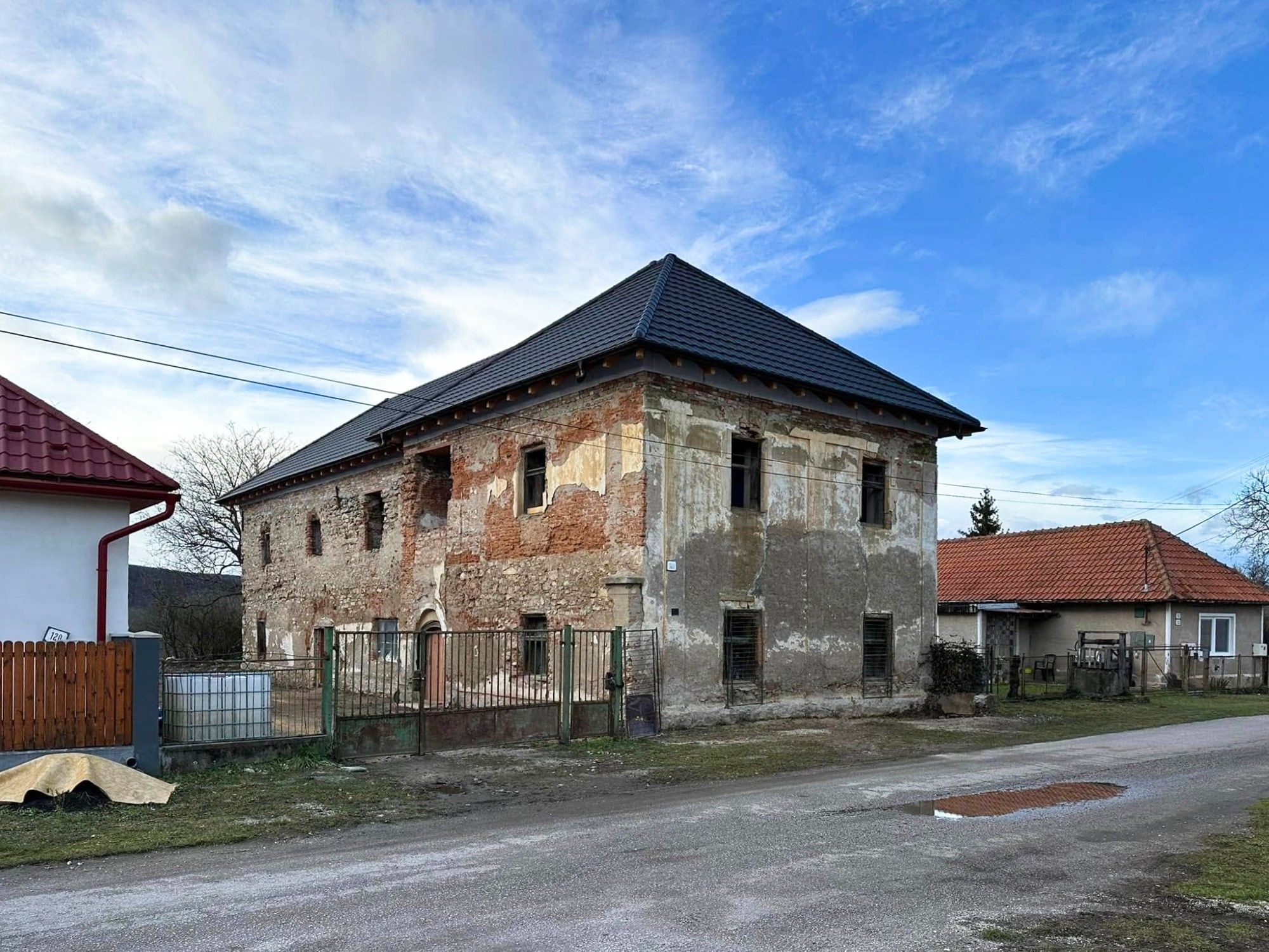 Fotos Neskororenesančná kúria bez pamiatkovej ochrany