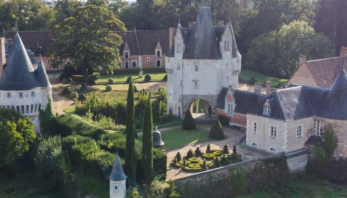 Castelo histórico no Perche – 120 km de Paris, 5 edifícios e 41 hectares, Oferta imobiliária confidencial