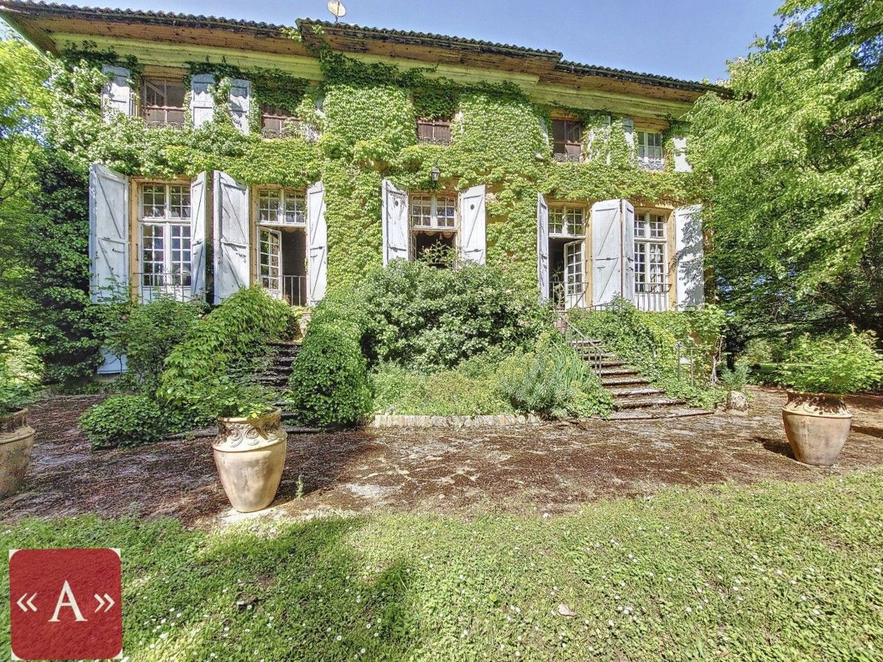 Fotos Pequeno château do século XVIII com parque arborizado, piscina e lago perto de Toulouse