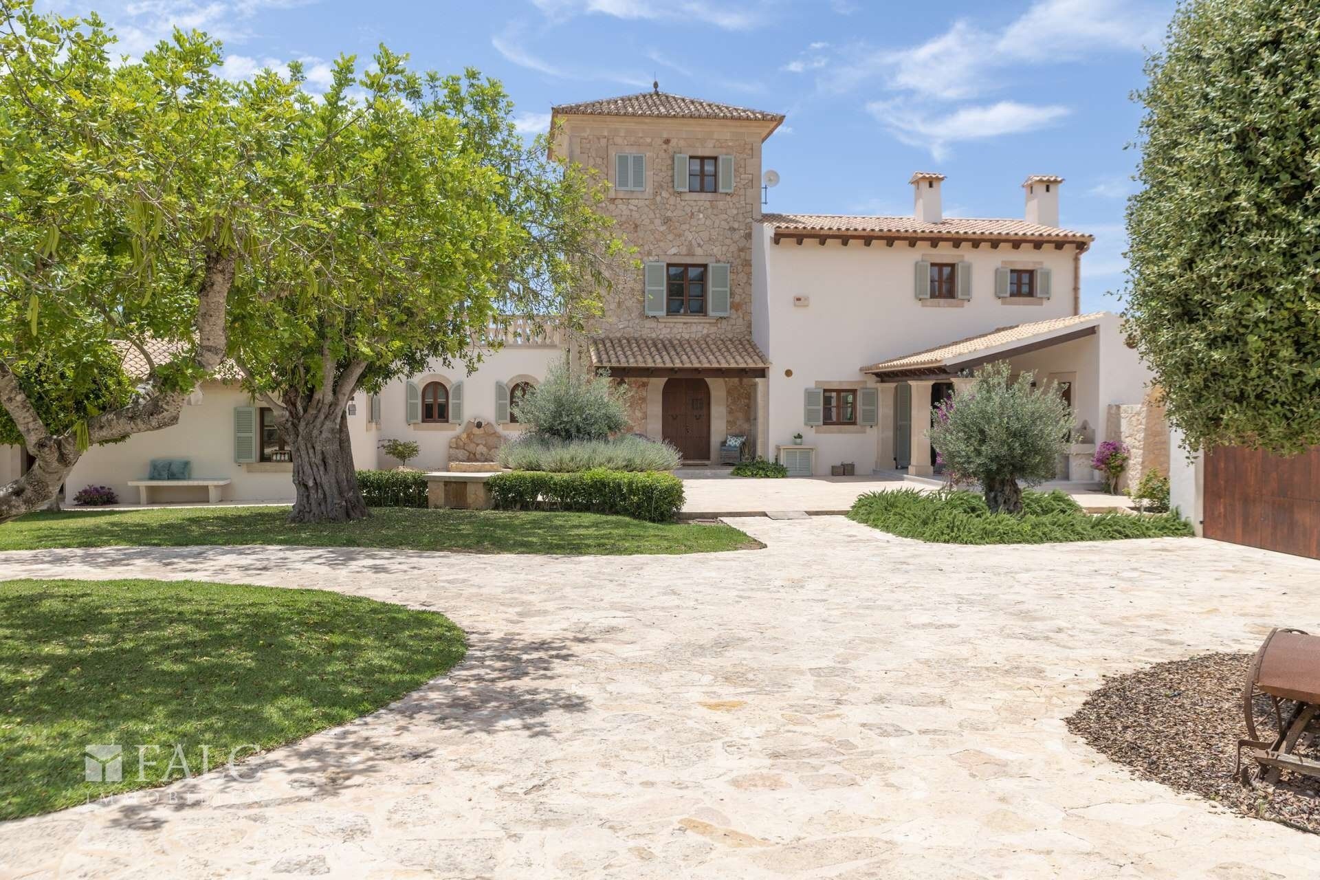 Fotos Propriedade histórica perto de Cas Concos com casa principal, unidades de hóspedes e jardim