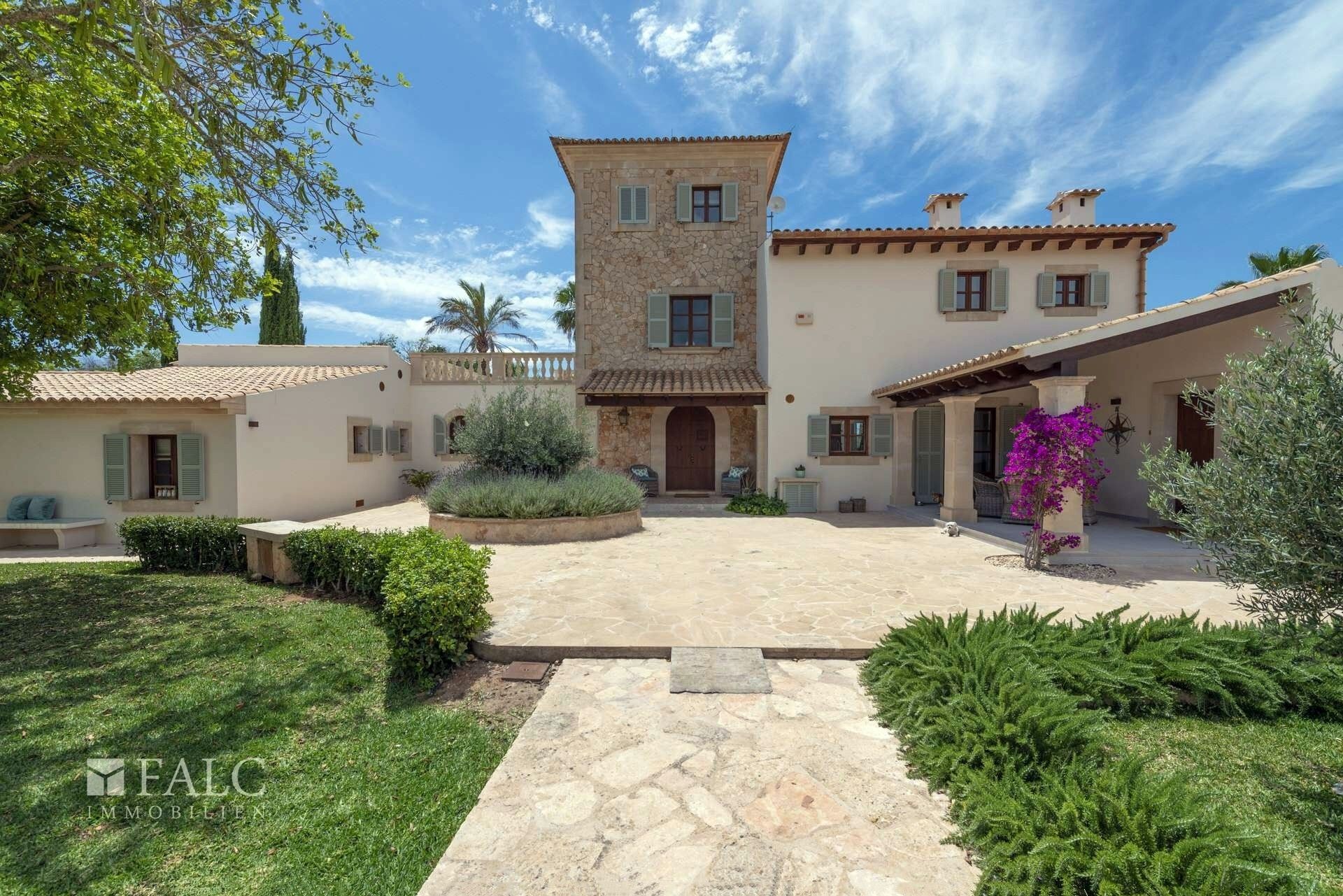 Fotos Propriedade histórica perto de Cas Concos com casa principal, unidades de hóspedes e jardim