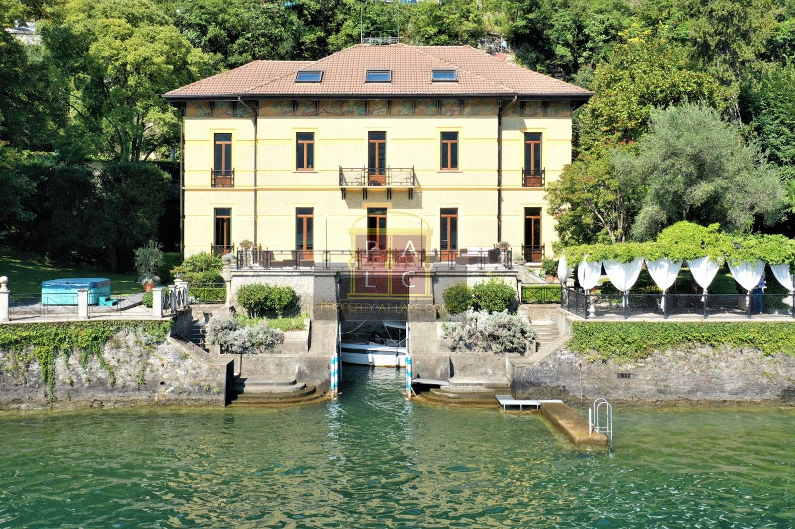 Fotos Villa à beira do Lago de Como com casas de hóspedes e cais privado