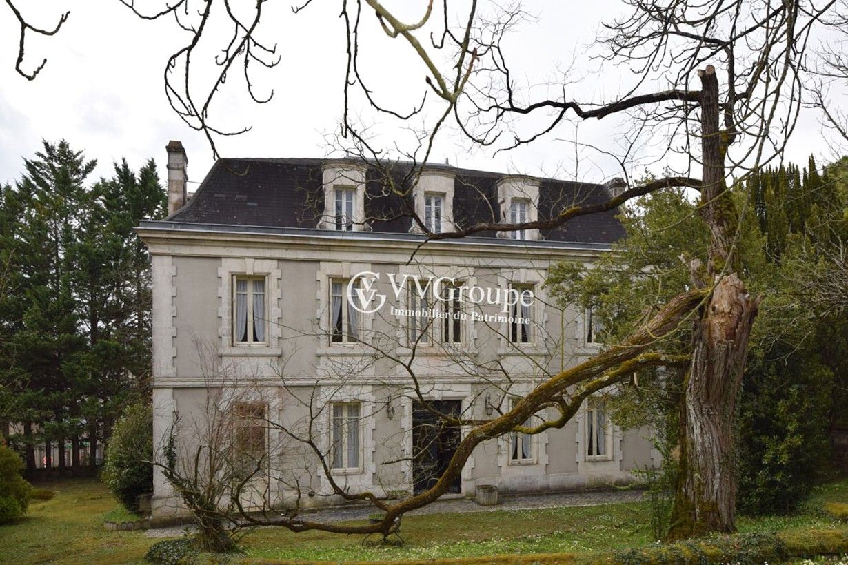Fotos Vila Clássica de 1880 à Venda no Sul de França com Vista para a Charente