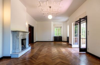 Villa histórica à venda Charlottenburg-Wilmersdorf, Westend, Berlim, Wohnzimmer mit Zugang zur Terrasse und Laubengang 