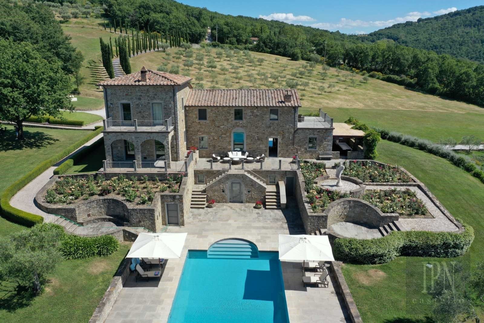 Fotos Propriedade panorâmica de luxo na Úmbria com villa, casas de hóspedes e olival