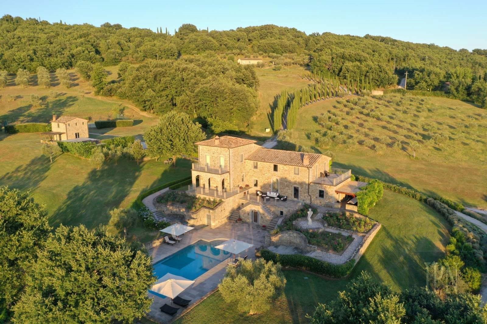 Fotos Propriedade panorâmica de luxo na Úmbria com villa, casas de hóspedes e olival