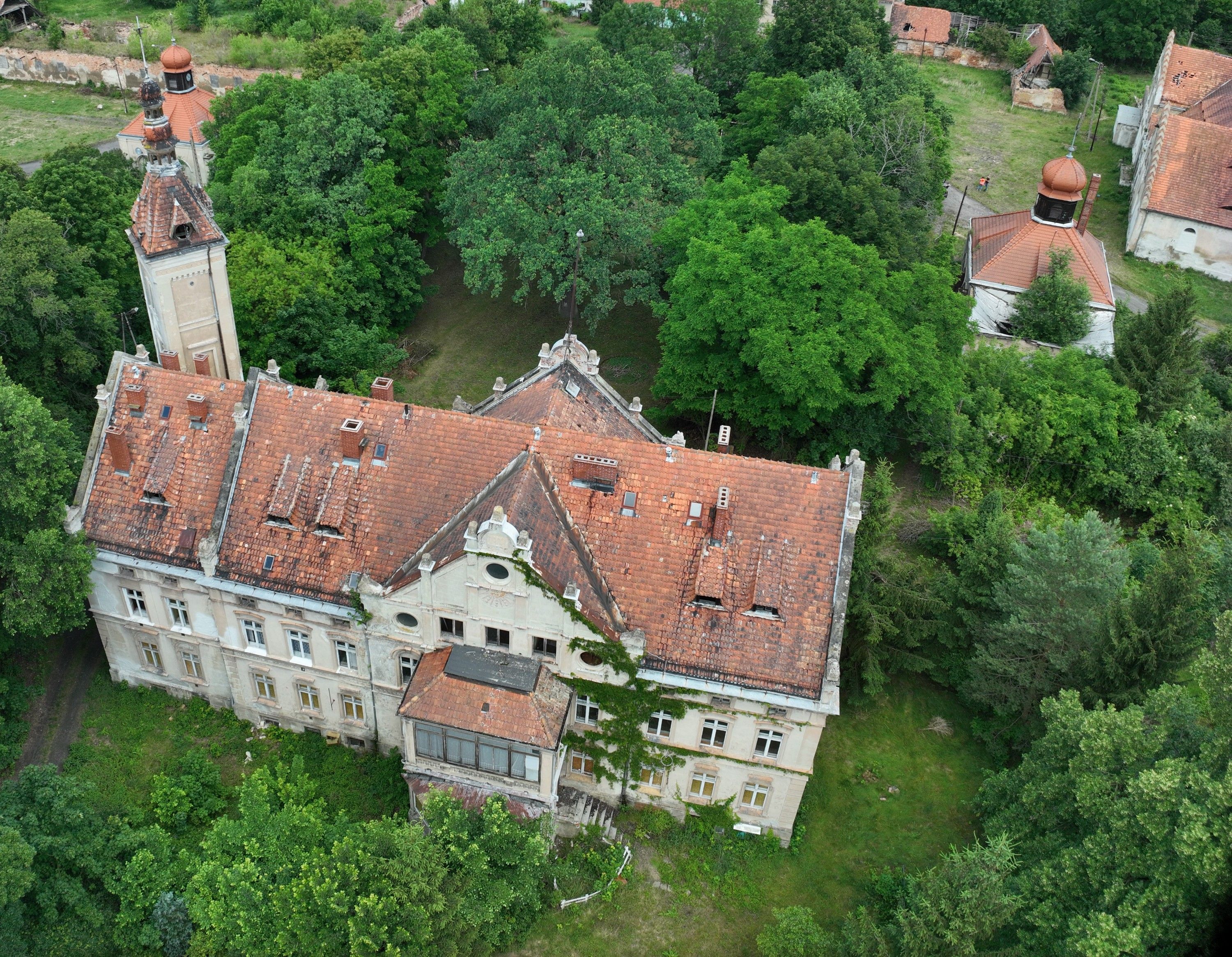 Fotos Venda de propriedade histórica com palácio em Jędrzychów, Baixa Silésia