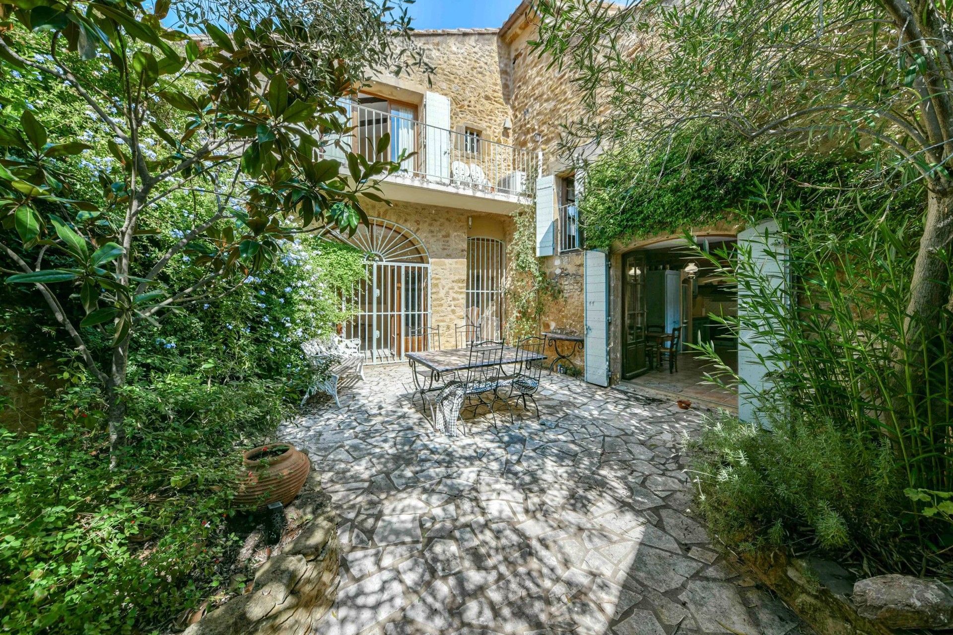 Fotos Casa com carácter perto de Uzès – pátio arborizado e potencial de ampliação