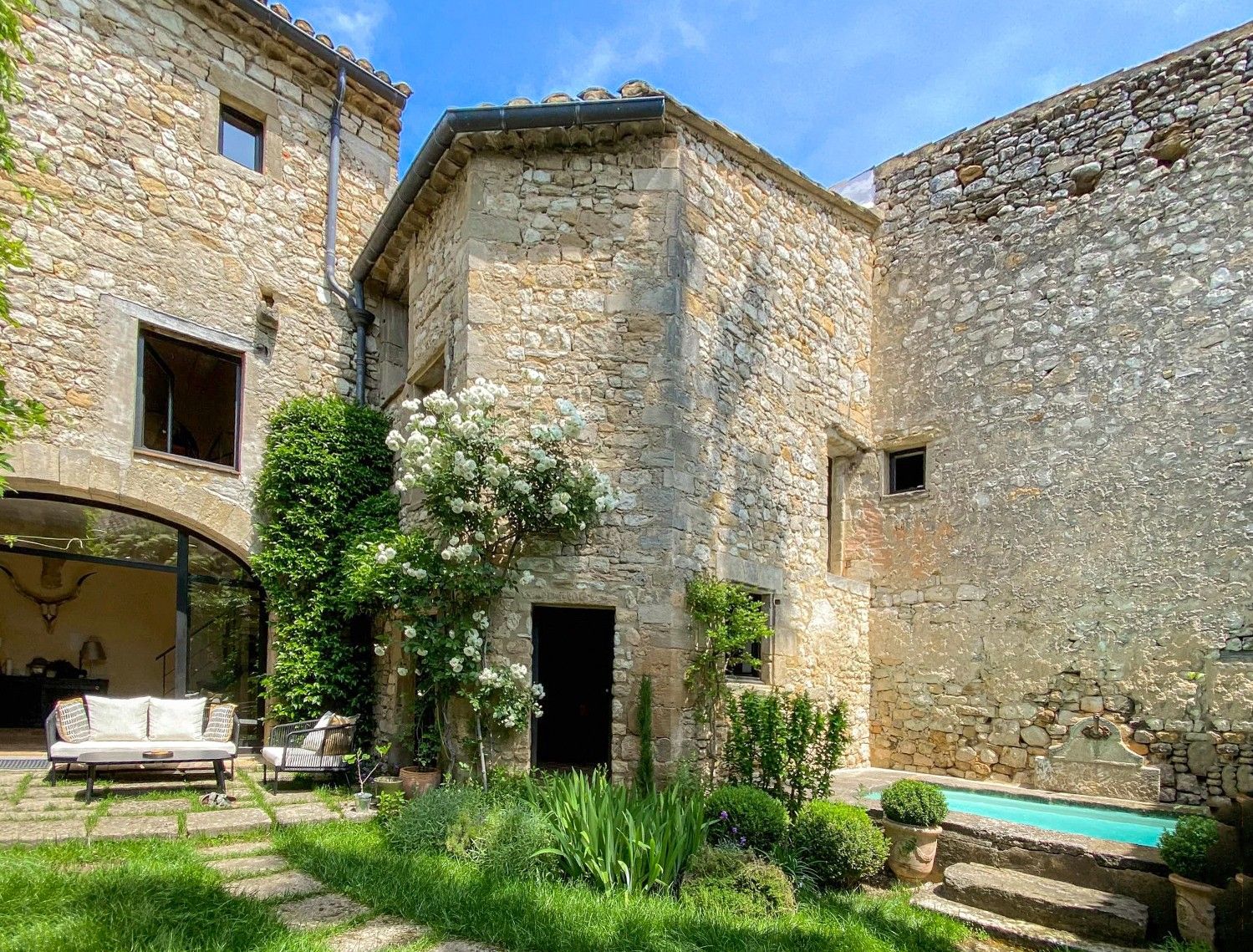 Fotos Refúgio de pedra com jardim privado e charme mediterrânico