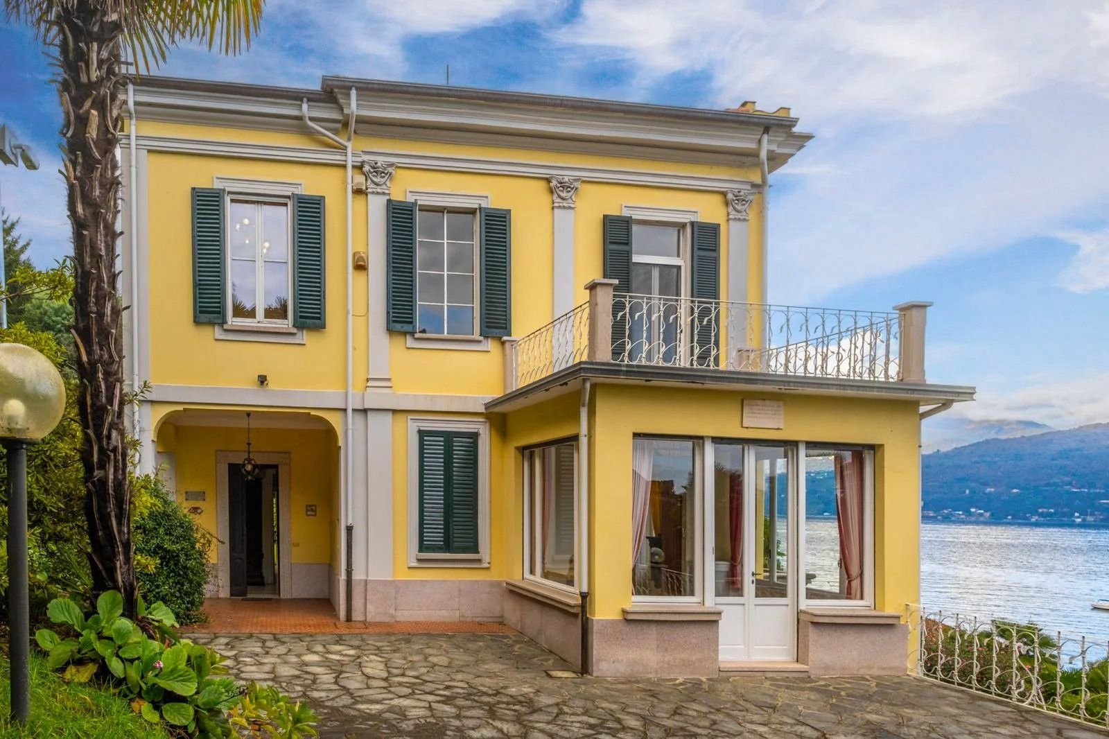 Fotos Villa histórica com vista para o Lago Maggiore numa das localizações mais prestigiadas de Baveno