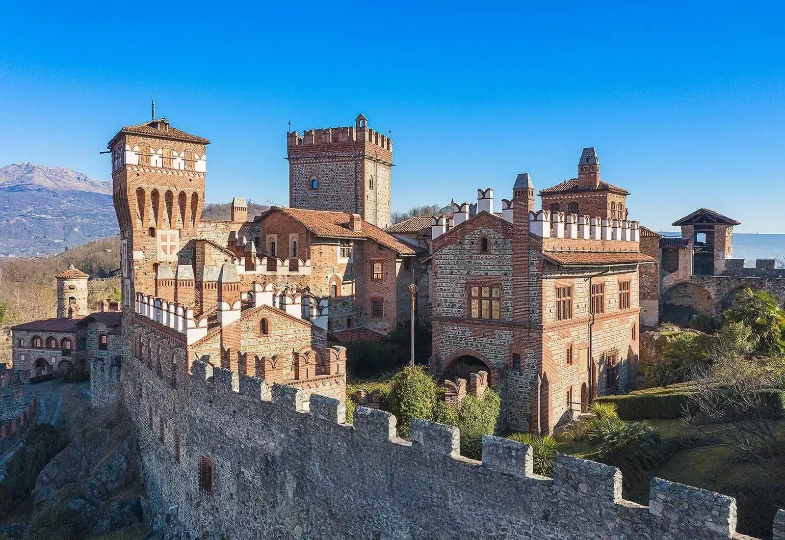 Fotos Castelo próximo de Ivrea com hotel, terrenos amplos e vista para os Alpes