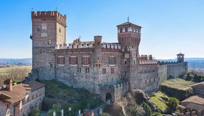 Castelo próximo de Ivrea com hotel, terrenos amplos e vista para os Alpes