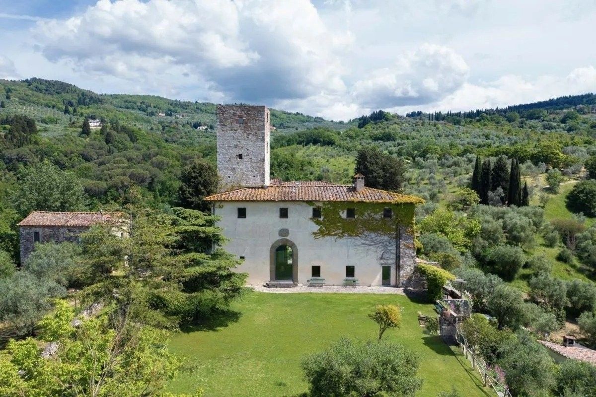 Fotos Propriedade histórica na Toscana com torre, jardim e vista para Florença