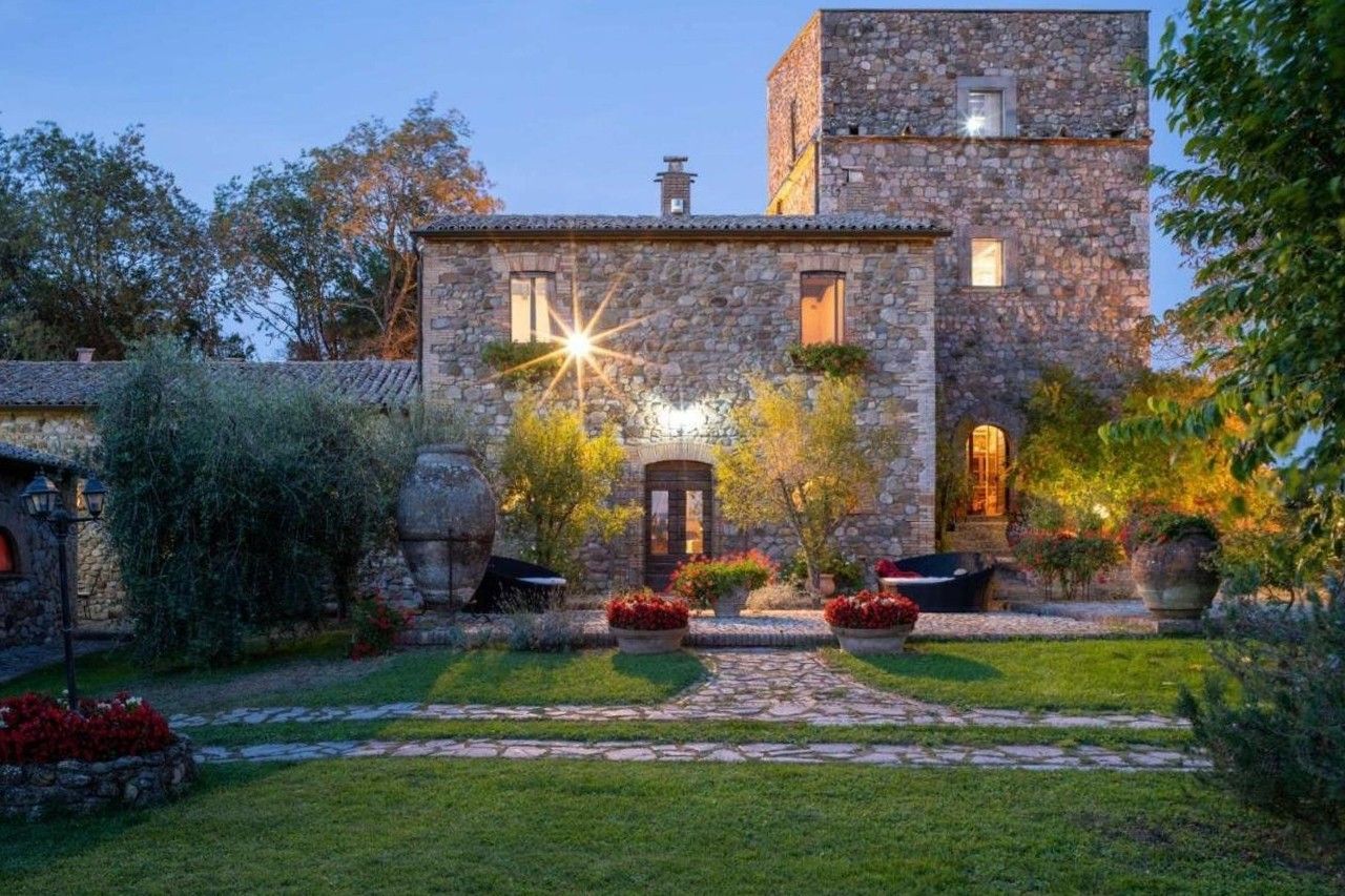Fotos Propriedade histórica perto de Cortona com piscina, pavilhão de ioga e vista para as colinas