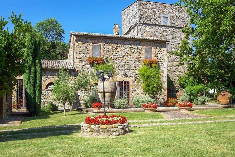 Fotos Propriedade histórica perto de Cortona com piscina, pavilhão de ioga e vista para as colinas