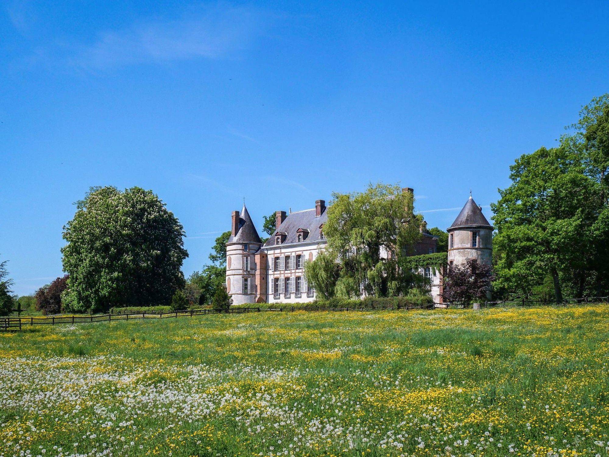 Fotos Castelo de estilo Luís XIII próximo de Sens, rodeado por parque e canal histórico