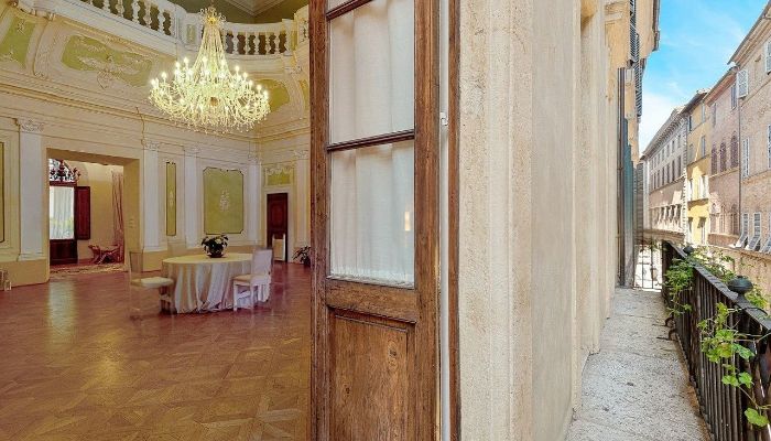 Palácio no centro histórico de Siena – 700 m² com salão de baile e estuques rococó