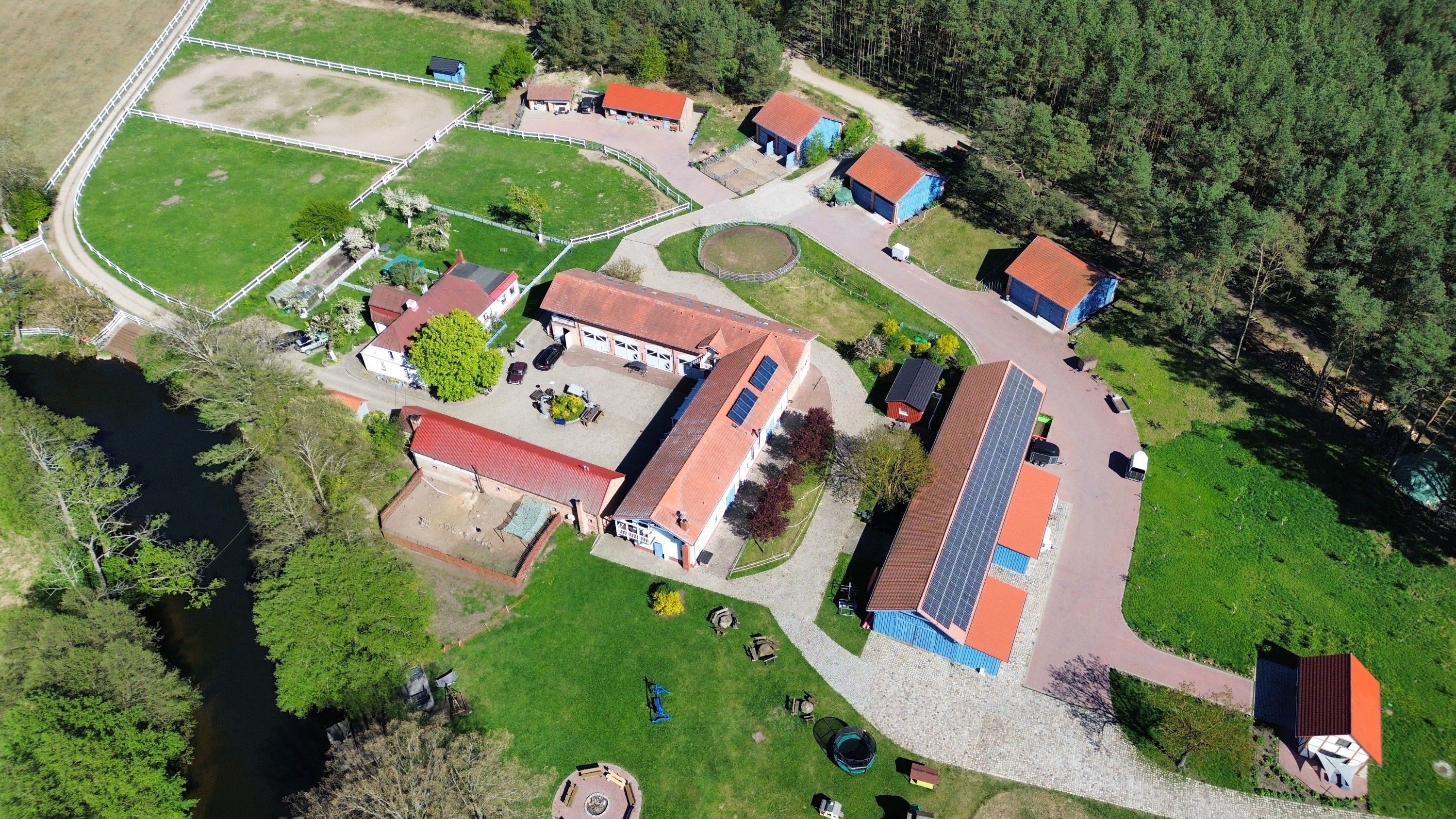 Fotos Propriedade senhorial com hotel rural, centro equestre e terrenos agrícolas na região de Poznań