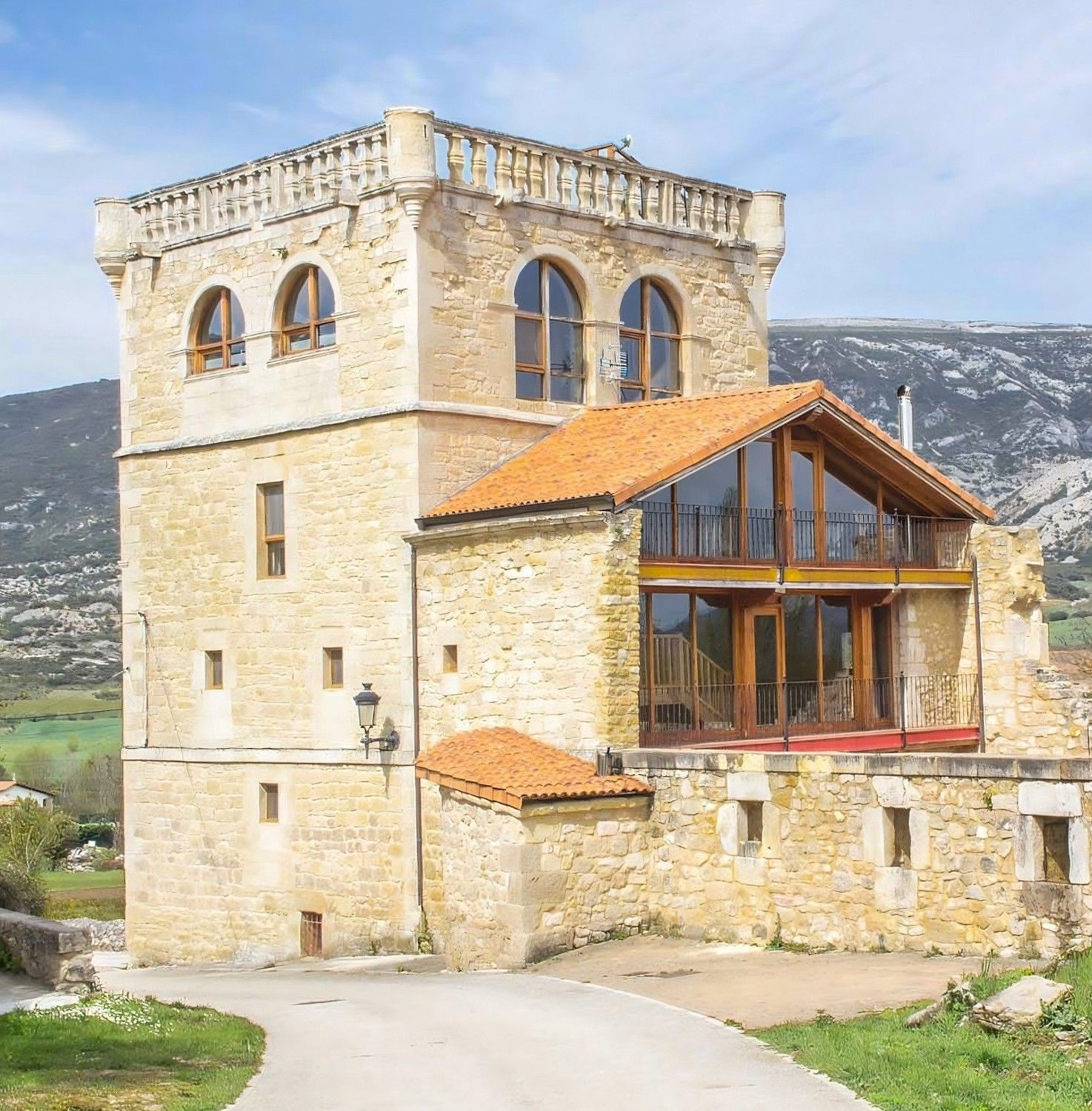 Fotos Torre com palácio adjacente em Quintana de Valdivielso – aluguer turístico