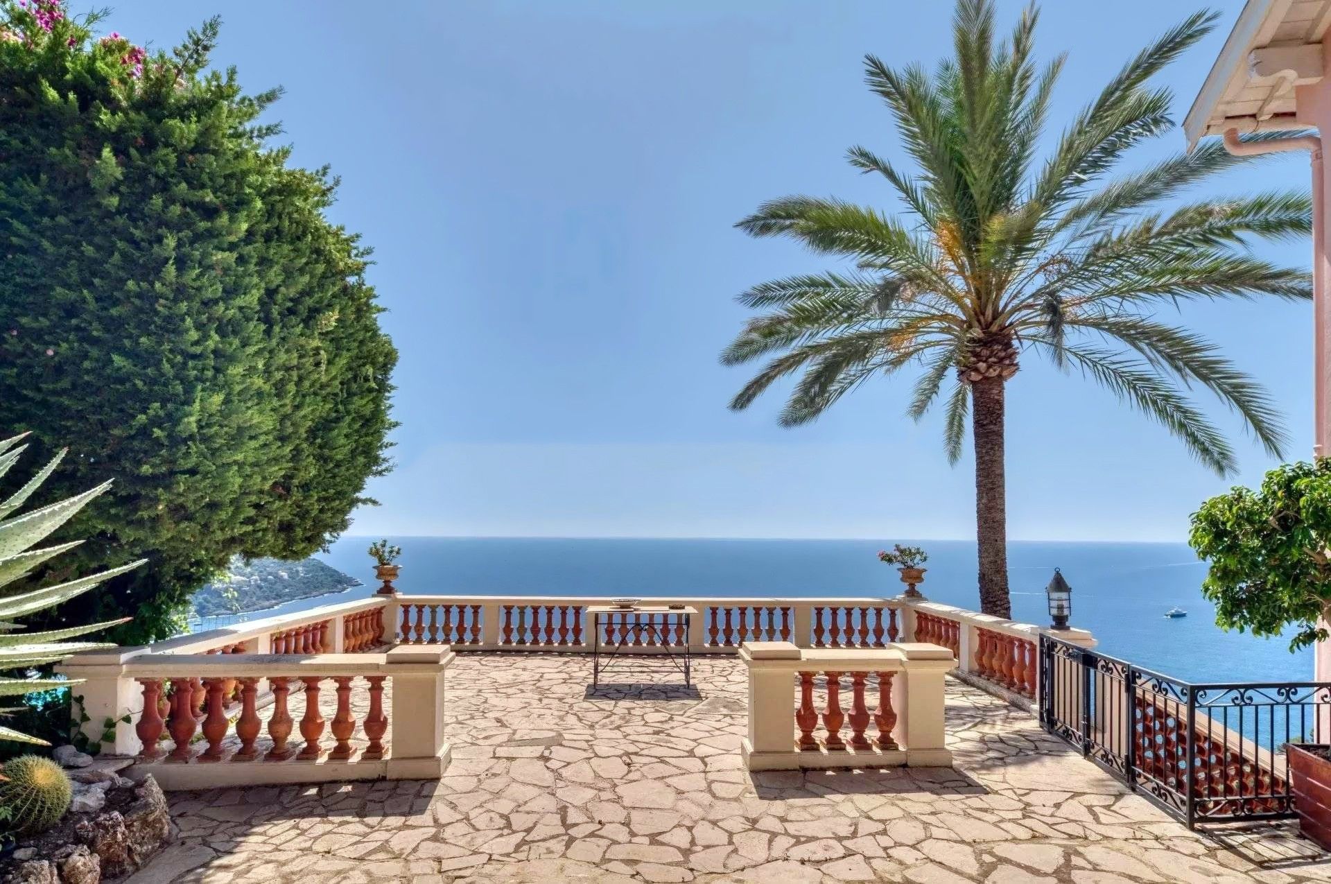 Fotos Villa de estilo colonial com vista mar e casa de hóspedes em Roquebrune-Cap-Martin perto do Mónaco