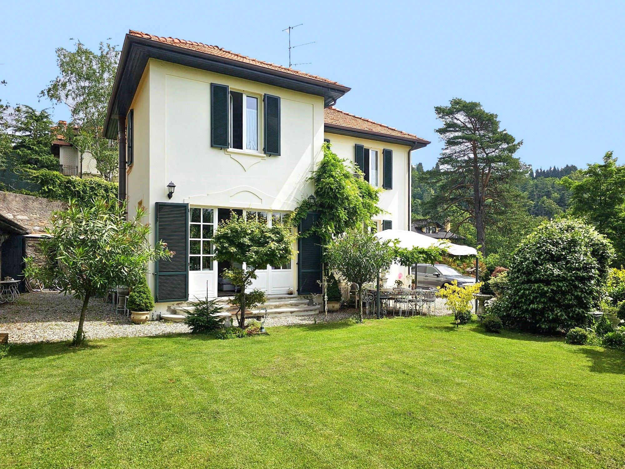 Fotos Villa renovada com jardim exuberante e vista para o Lago Maior, acima de Verbania
